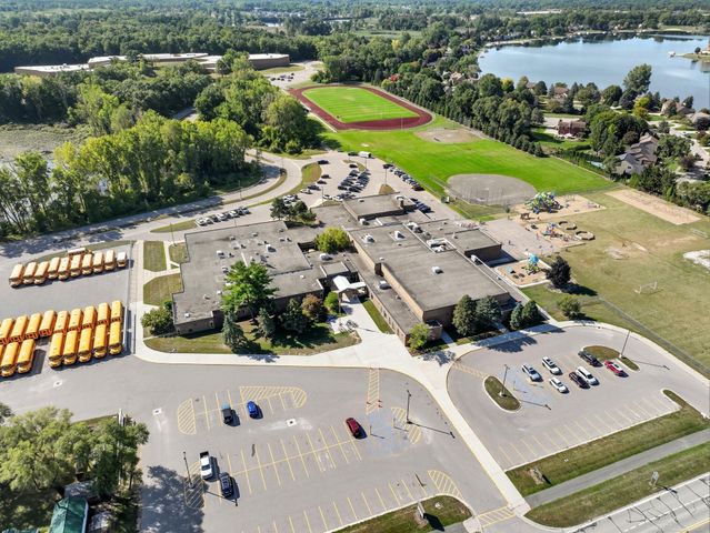 495 Lakes Edge Drive, Oxford, MI 48371