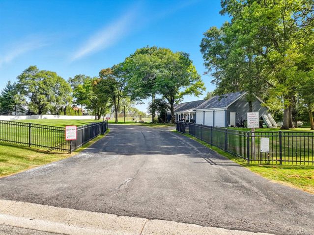 495 Lakes Edge Drive, Oxford, MI 48371