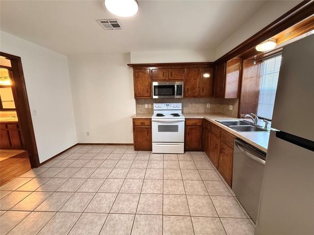 501 S Greengate Drive, Yukon, OK 73099