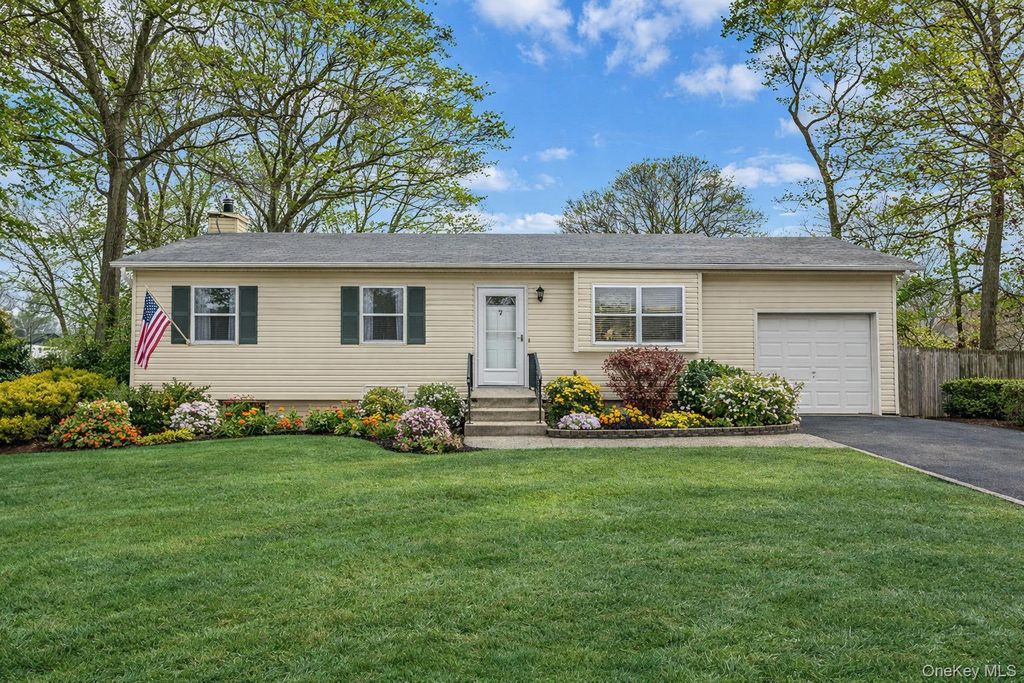 7 Poinsetta Avenue, Middle Island, NY 11953