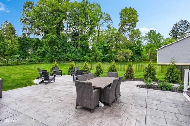 18 Bernie Loop, North Greenbush, NY 12180
