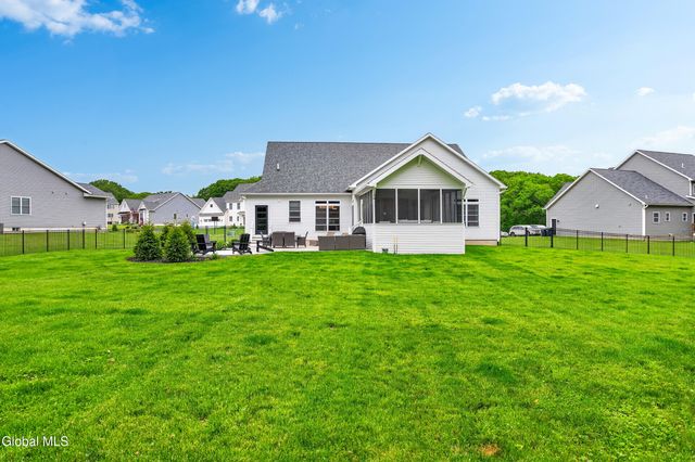 18 Bernie Loop, North Greenbush, NY 12180