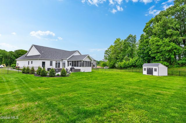 18 Bernie Loop, North Greenbush, NY 12180