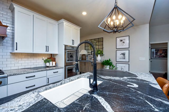 18 Bernie Loop, North Greenbush, NY 12180