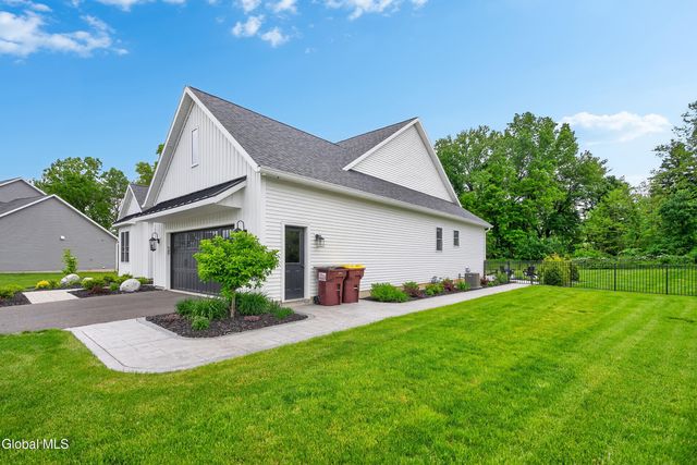18 Bernie Loop, North Greenbush, NY 12180