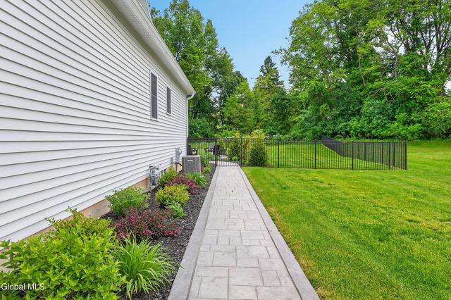 18 Bernie Loop, North Greenbush, NY 12180