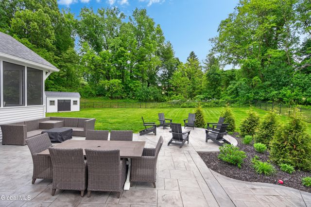 18 Bernie Loop, North Greenbush, NY 12180