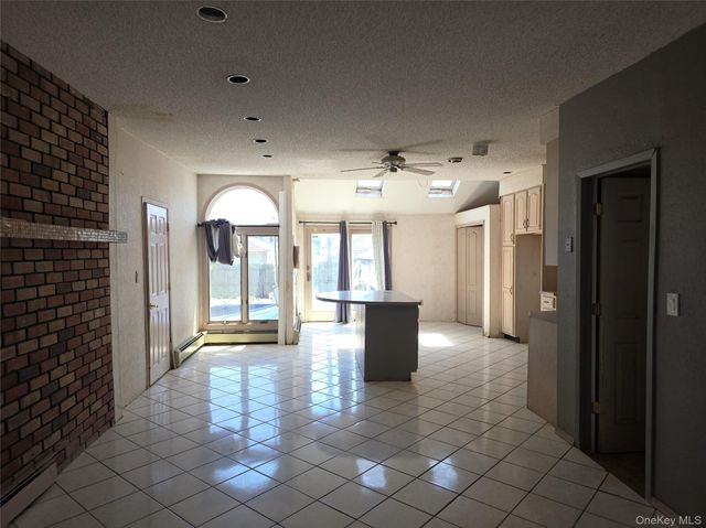 39 Kent Road, Island Park, NY 11558