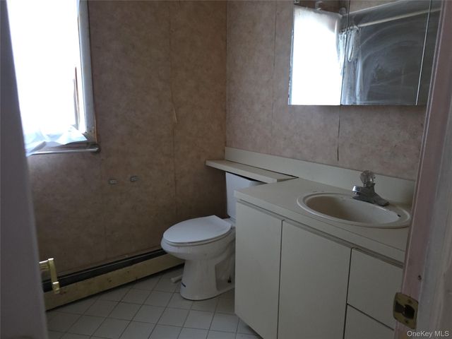 39 Kent Road, Island Park, NY 11558