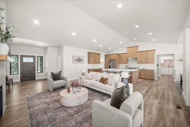 3402 E Yearling Rd, Chattaroy, WA 99003