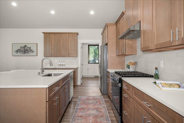 3402 E Yearling Rd, Chattaroy, WA 99003