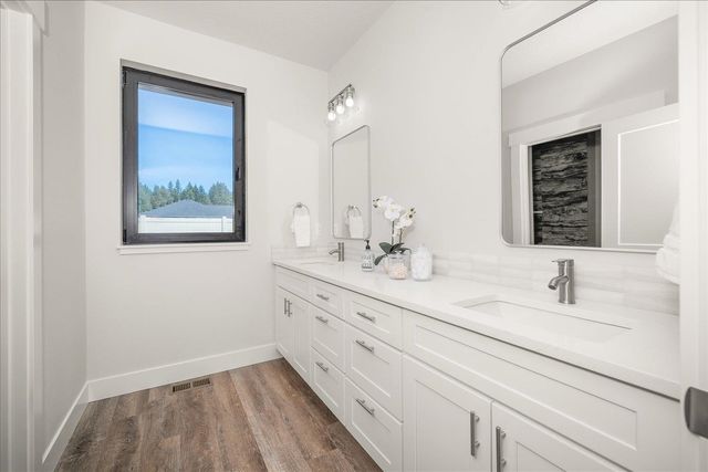 3402 E Yearling Rd, Chattaroy, WA 99003