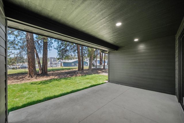 3402 E Yearling Rd, Chattaroy, WA 99003