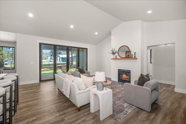 3402 E Yearling Rd, Chattaroy, WA 99003