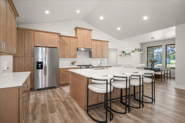 3402 E Yearling Rd, Chattaroy, WA 99003