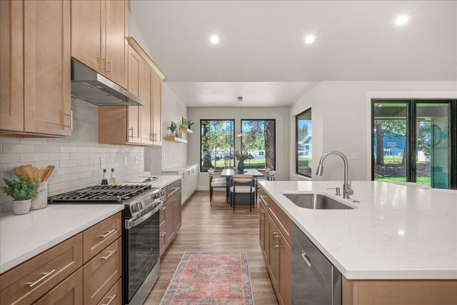 3402 E Yearling Rd, Chattaroy, WA 99003