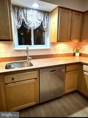 8140 DRAYTON LN, Springfield, VA 22151