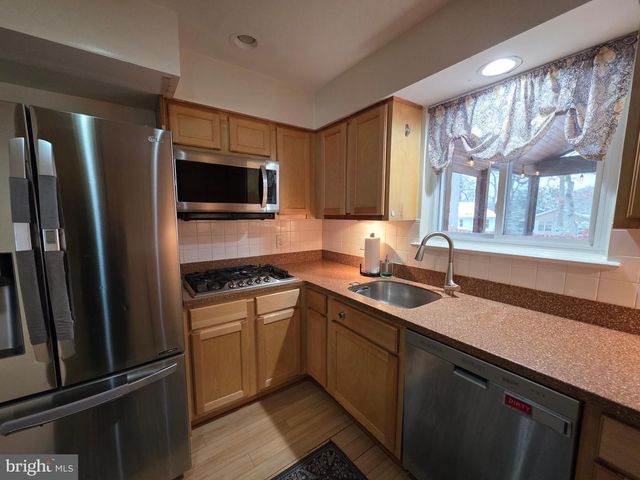 8140 DRAYTON LN, Springfield, VA 22151