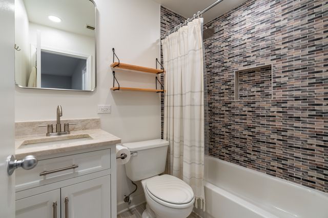 2839 N WOLCOTT Avenue, Chicago, IL 60657