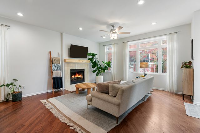 2839 N WOLCOTT Avenue, Chicago, IL 60657