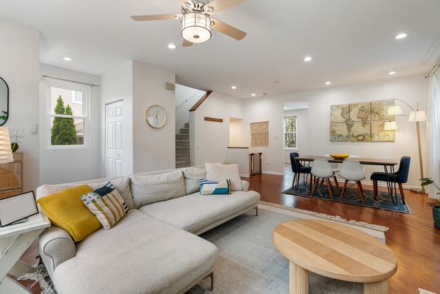 2839 N WOLCOTT Avenue, Chicago, IL 60657