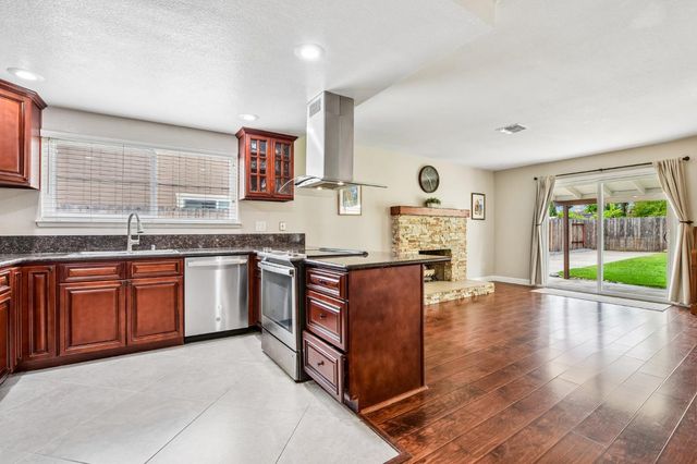 1524 Crestmont Ave, Roseville, CA 95661