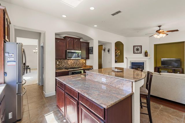 405 Woodhaven Pl, West Sacramento, CA 95605