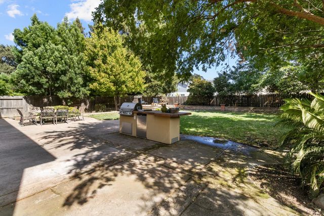 405 Woodhaven Pl, West Sacramento, CA 95605