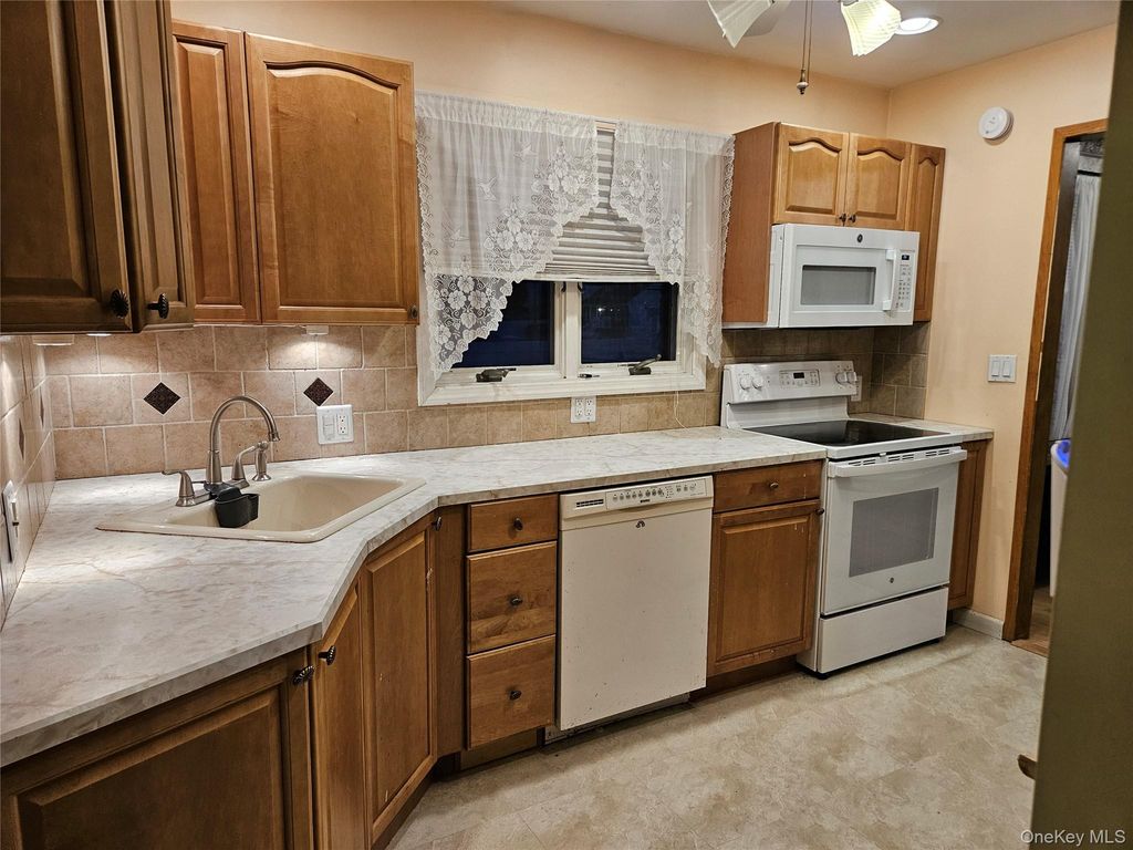 132 Maple Avenue, Bethpage, NY 11714 — photo 2