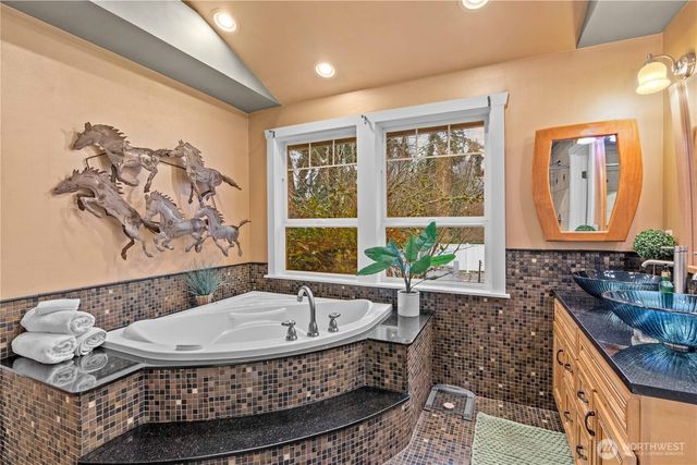 1005 62nd Avenue NE, Tacoma, WA 98422