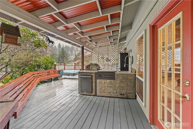 1005 62nd Avenue NE, Tacoma, WA 98422