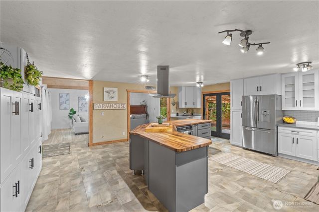 1005 62nd Avenue NE, Tacoma, WA 98422