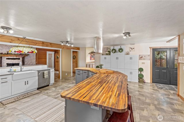 1005 62nd Avenue NE, Tacoma, WA 98422