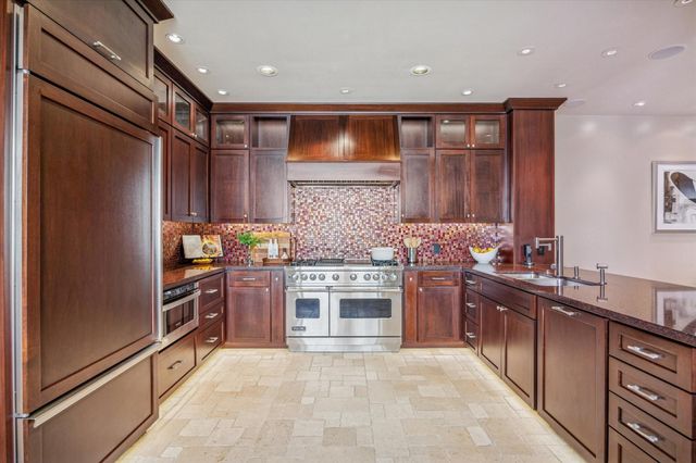 2102 Canongate Drive, Houston, TX 77056