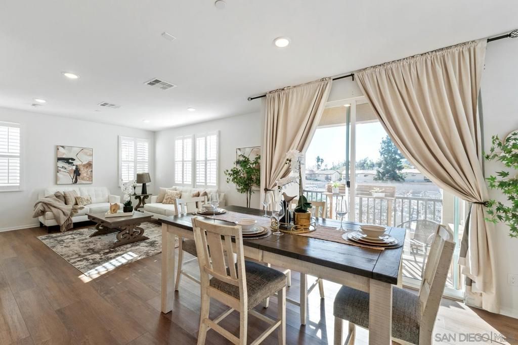 Image 2 of property listing at 2328 Columba Gln, Escondido, CA 92025