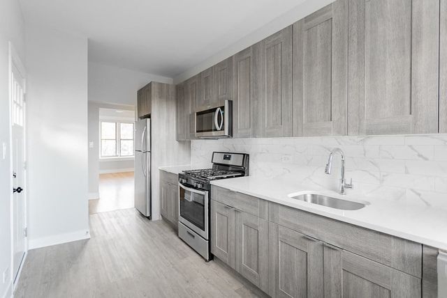 1409 E 61st Place 2, Chicago, IL 60637
