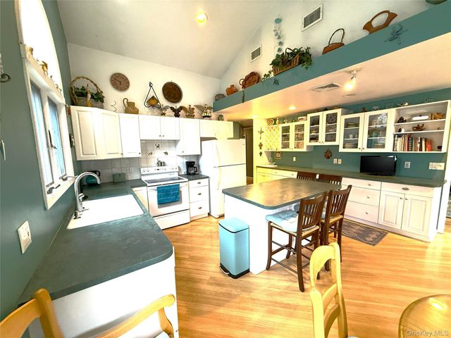 901 Broadway Avenue, Holbrook, NY 11741