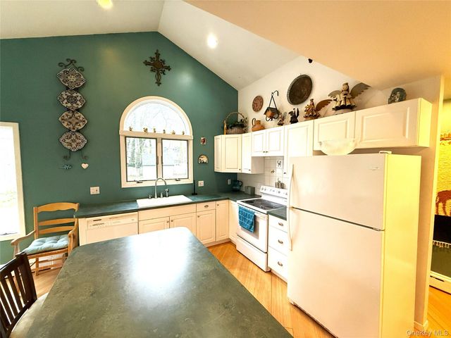 901 Broadway Avenue, Holbrook, NY 11741