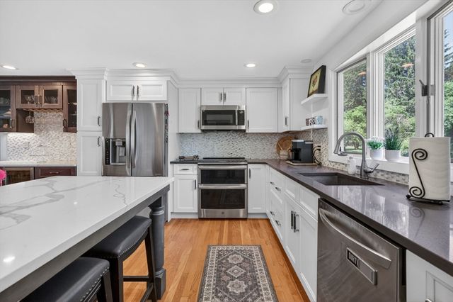 15 Lovejoy Rd, Andover, MA 01810