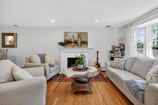 15 Lovejoy Rd, Andover, MA 01810