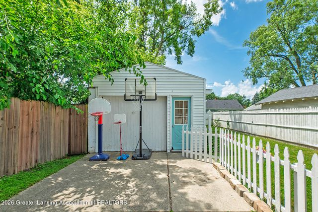 525 N Magnolia Avenue, Lansing, MI 48912