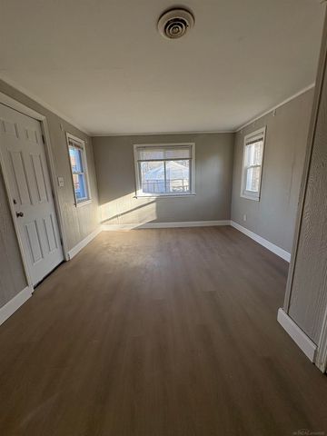 21700 Elizabeth Street, Saint Clair Shores, MI 48080