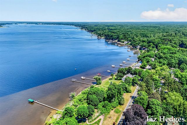6285 S Shore, Whitehall, MI 49461