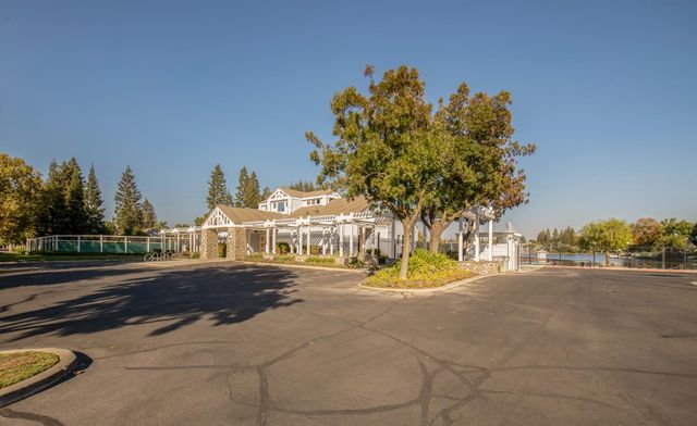 10781 N Windham Bay Circle, Fresno, CA 93730