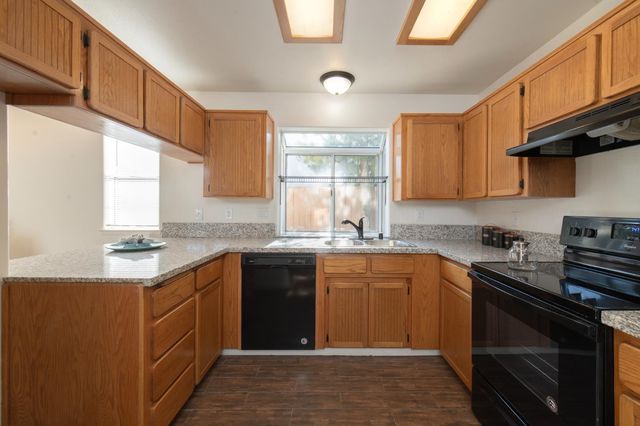 10781 N Windham Bay Circle, Fresno, CA 93730