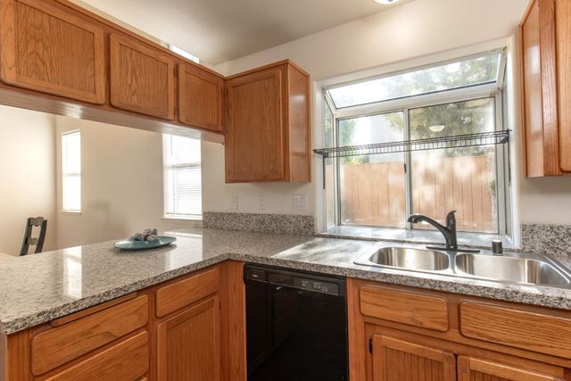 10781 N Windham Bay Circle, Fresno, CA 93730