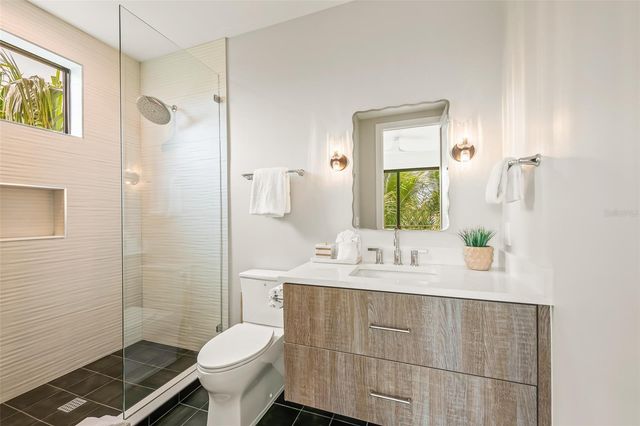 2109 AVENUE C, Bradenton Beach, FL 34217