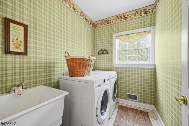 6 Wolfe Run Ct, Washington Twp., NJ 07853