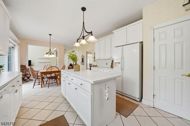 6 Wolfe Run Ct, Washington Twp., NJ 07853