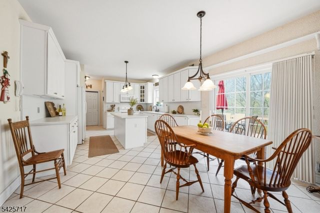 6 Wolfe Run Ct, Washington Twp., NJ 07853